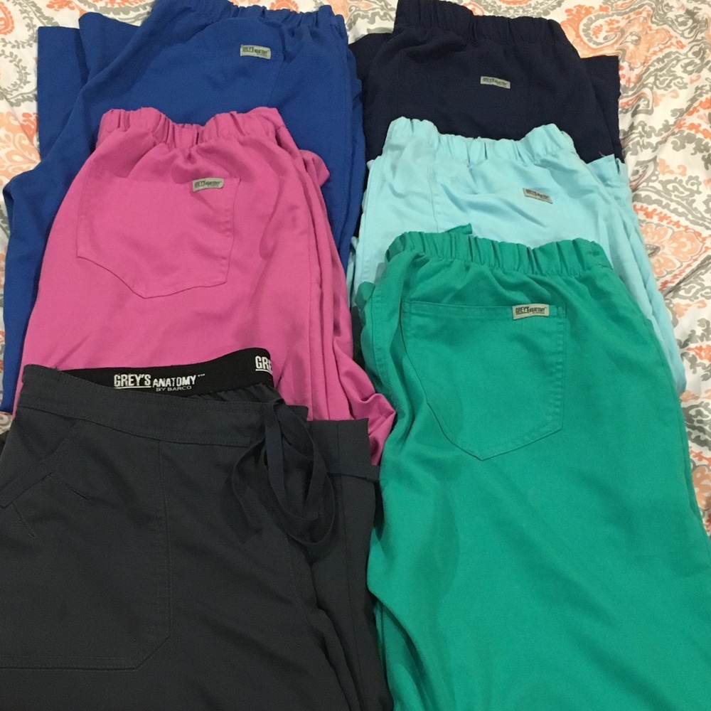 6 Grey’s Anatomy’s scrub bottoms